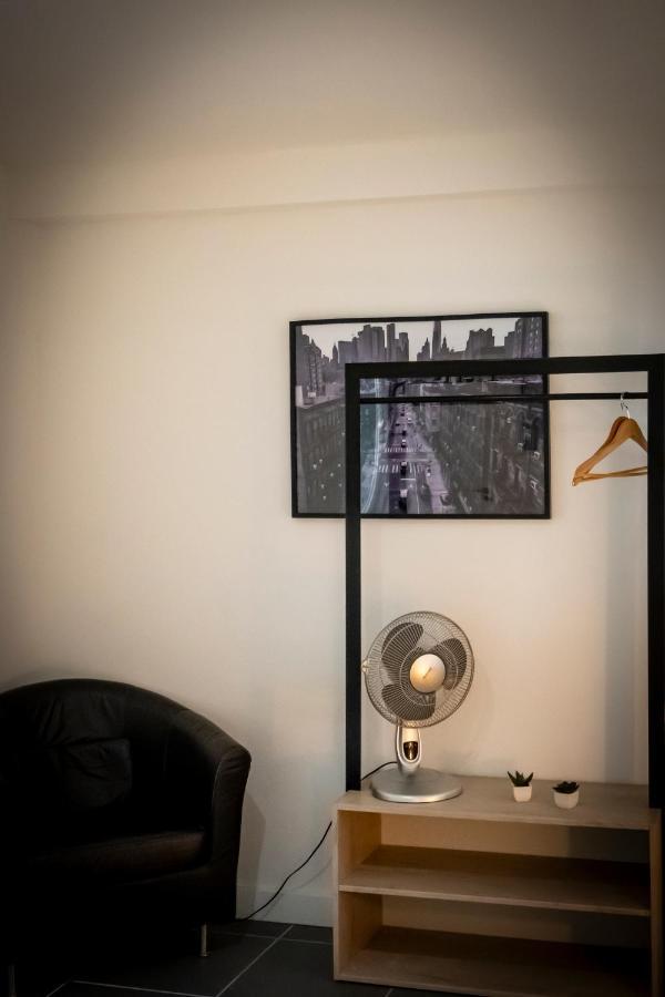 Superbe Appartement Avec Patio 尼姆 外观 照片